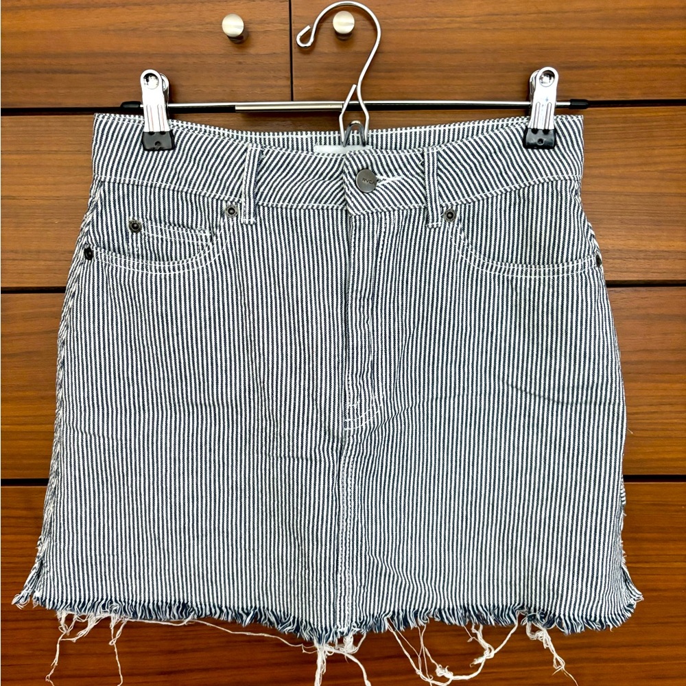 RVCA High Waist 100% cotton Mini Skirt, size 27. Color white and blue pinstripe.